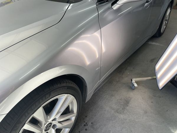 Light reflection along the Lexus IS fender during repair